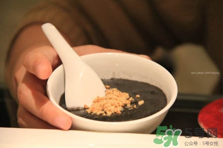 芝麻糊可以加蜂蜜嗎？芝麻糊和蜂蜜能一起吃嗎？