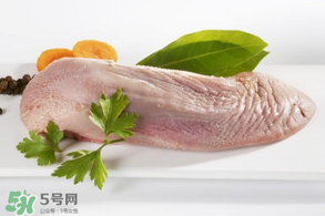 豬舌頭上的白苔怎么撕下來？豬舌頭上的白苔能吃嗎？