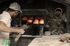 烤箱里的油脂怎么清理 烤箱里的油脂怎么清理