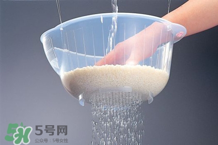 淘米水可以直接澆花嗎？淘米水澆花的正確方法