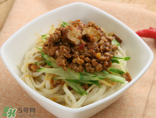 減肥可以吃炸醬面嗎？減肥期間吃炸醬面會胖嗎？