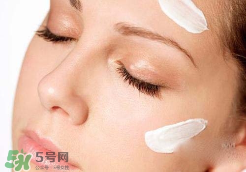 妝前乳是乳液?jiǎn)幔繆y前乳和乳液的區(qū)別