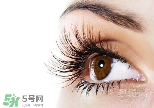 潤(rùn)唇膏可以增長(zhǎng)睫毛嗎？潤(rùn)唇膏怎樣增長(zhǎng)睫毛？