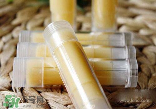 潤(rùn)唇膏可以增長(zhǎng)睫毛嗎？潤(rùn)唇膏怎樣增長(zhǎng)睫毛？