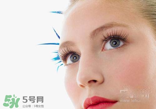 潤(rùn)唇膏可以增長(zhǎng)睫毛嗎？潤(rùn)唇膏怎樣增長(zhǎng)睫毛？