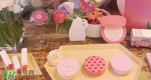 悅詩(shī)風(fēng)吟2017情人節(jié)限量 悅詩(shī)風(fēng)吟2017情人節(jié)粉紅氣墊粉盒價(jià)格 悅詩(shī)風(fēng)吟2017情人節(jié)限量 悅詩(shī)風(fēng)吟2017情人節(jié)粉紅氣墊粉盒價(jià)格