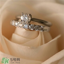 對戒戴左手還是右手?對戒和鉆戒一起怎么戴? 對戒戴左手還是右手?對戒和鉆戒一起怎么戴?