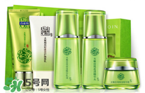 乳液需要用化妝棉嗎_乳液用化妝棉擦好嗎 乳液需要用化妝棉嗎_乳液用化妝棉擦好嗎