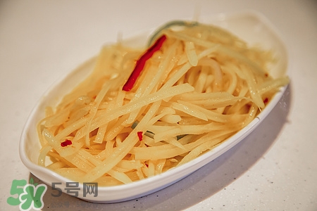 土豆絲變黑還能吃嗎?土豆絲為什么會變色 土豆絲變黑還能吃嗎?土豆絲為什么會變色