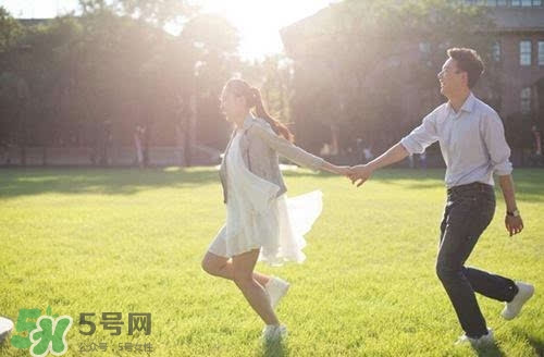 拍婚紗照可以戴眼鏡嗎？拍婚紗照戴眼鏡好不好？