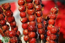 做糖葫蘆的紅色是什么？糖葫蘆外面紅色的是色素嗎？