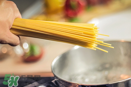 用電飯鍋怎么做面條?電飯鍋做面條方法 用電飯鍋怎么做面條?電飯鍋做面條方法