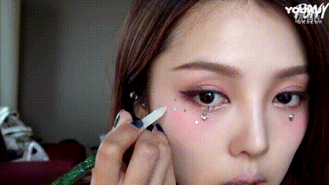 淚眼妝怎么畫(huà)?2017情人節(jié)妝容推薦