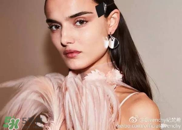 紀(jì)梵希包先生2017情人節(jié)包包多少錢(qián)？紀(jì)梵希情人節(jié)包包哪里買(mǎi)？