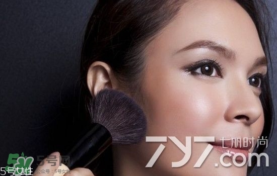 修容膏和修容粉哪個(gè)好用？新手用修容粉好還是膏好？