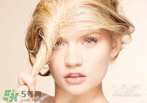 染發(fā)前可以洗頭嗎？染發(fā)前洗頭好還是不洗頭好？