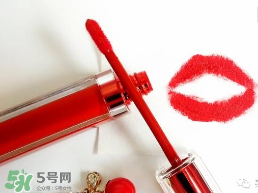 涂唇釉嘴唇干是怎么回事？涂唇釉嘴唇干怎么辦？