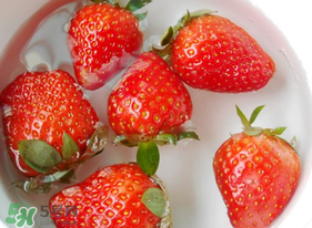 草莓可以用熱水泡嗎？草莓可以用開水燙泡著吃嗎？