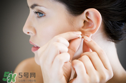 一次性耳釘怎么取下來？一次性耳釘多久取下來？