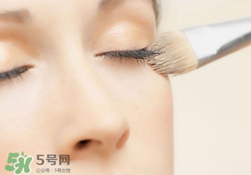 粉底液浮粉怎么辦？粉底液浮粉起皮怎么辦？