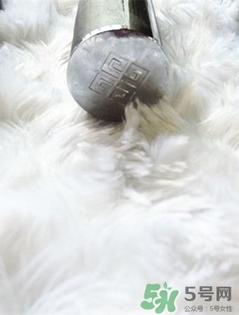 紀(jì)梵希小羊皮是啞光嗎？紀(jì)梵希小羊皮干不干？