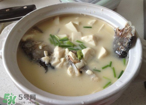 鯽魚湯怎么做才白？鯽魚湯怎么熬成奶白色？