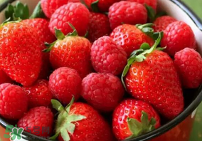 草莓爛了點皮可以吃嗎？草莓表皮發(fā)白是爛了嗎？