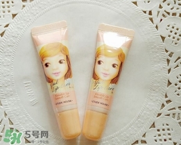 愛麗小屋唇部磨砂膏怎么樣？愛麗小屋唇部磨砂膏和悅詩(shī)風(fēng)吟哪個(gè)好？