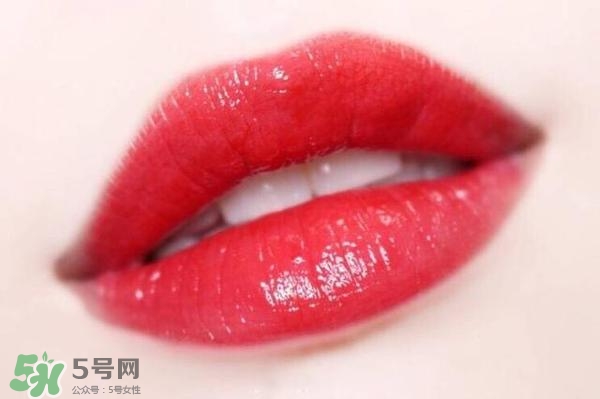 ysl鏡面唇釉和黑管唇釉哪個好？ysl鏡面唇釉和黑管唇釉區(qū)別