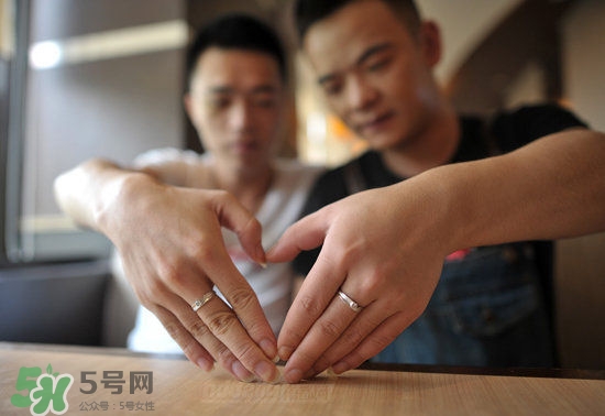 為什么同性戀都是帥哥？為什么同性戀容易的艾滋病呢