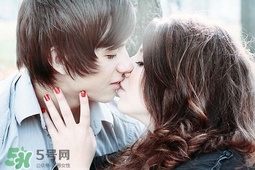 男人接吻時在想什么？男人接吻為什么伸舌頭