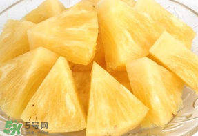 菠蘿削皮可以直接吃嗎？菠蘿削皮直接吃有毒嗎？