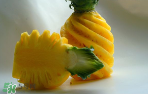 菠蘿削皮可以直接吃嗎？菠蘿削皮直接吃有毒嗎？