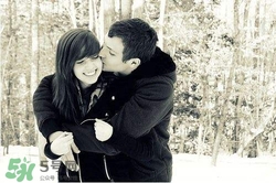 男人接吻時在想什么？男人接吻為什么伸舌頭