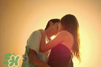 男人接吻時在想什么？男人接吻為什么伸舌頭