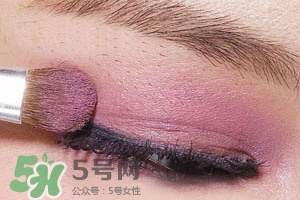 紫色腮紅適合什么口紅？紫色腮紅口紅搭配