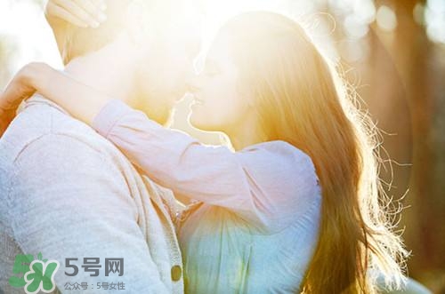 男人接吻時在想什么？男人接吻為什么伸舌頭