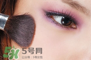 紫色腮紅適合什么口紅？紫色腮紅口紅搭配