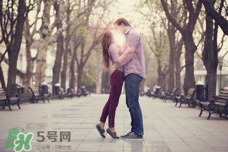 男人接吻時在想什么？男人接吻為什么伸舌頭