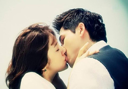 接吻時(shí)女生的生理反應(yīng)是什么？怎么接吻教程