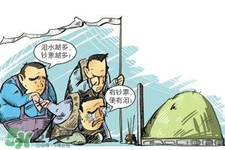 平時可以去掃墓嗎？平?？梢匀ド蠅瀱幔?></p><p>有的富戶要攜家?guī)Ь斐塑囎I，親到墳塋去祭掃。屆時要修整墳?zāi)?，或象征性地給墳頭上添添土，還要在上邊壓些紙錢，讓他人看了，知道此墳尚有后人。祭罷，有的圍坐聚餐飲酒；有的則放起風(fēng)箏，甚至互相比賽，進行娛樂活動。婦女和小孩們還要就近折些楊柳枝，將撤下的蒸食供品用柳條穿起來。有的則把柳條編成籮圈狀，戴在頭上，謂“清明不戴柳，來生變黃狗”。此即是掃墓又是郊游，興盡方歸。</p><p style=