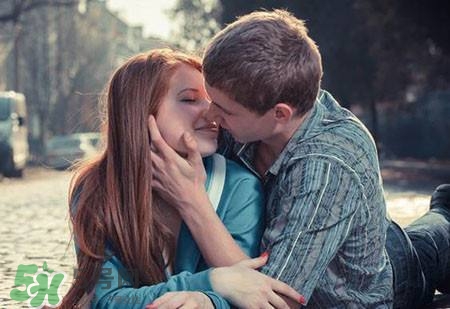 女人第一次到底有多痛？女人第一次性生活流血多久