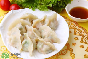 薺菜包餃子必須焯水嗎？薺菜包餃子要焯水嗎？