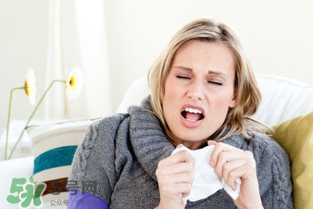 打噴嚏有異味是怎么回事？打噴嚏有臭味怎么辦？