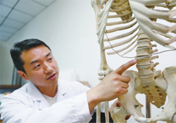 骨質(zhì)疏松會(huì)出現(xiàn)背痛嗎？骨質(zhì)疏松會(huì)引起后背疼嗎？