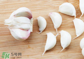 大蒜爛了一點(diǎn)還能吃嗎？大蒜爛根是怎么回事？