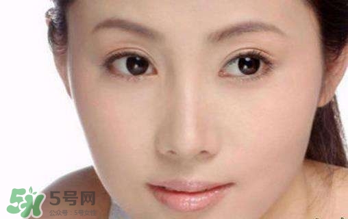 鼻子上擠出來的白色東西是什么？鼻子上的白色顆粒是什么？