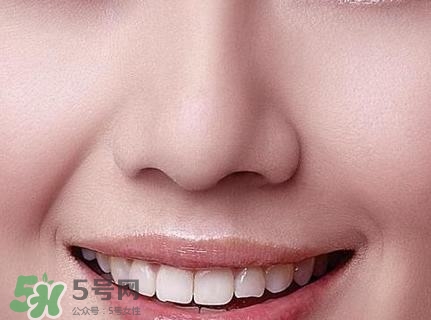 鼻子上擠出來的白色東西是什么？鼻子上的白色顆粒是什么？