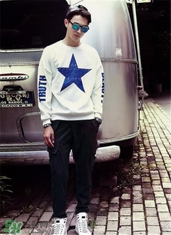 男士衛(wèi)衣里面穿什么？男士衛(wèi)衣怎么搭配好看？