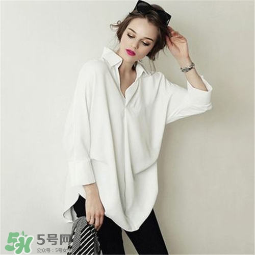 白襯衫太透怎么辦？白襯衣太透了里面穿什么？